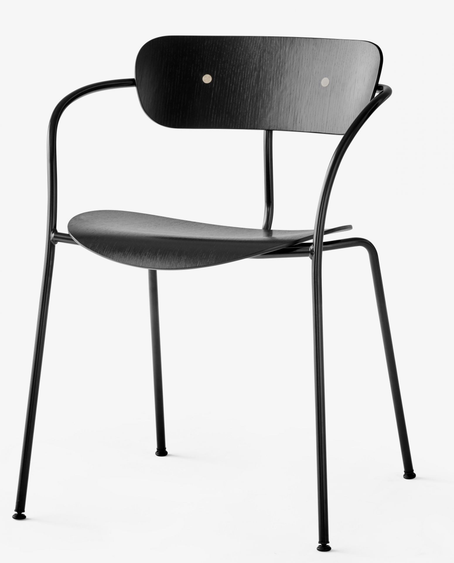 Schwarzer Pavilion AV2 Armlehnstuhl von AndTradition: Moderner Stuhl mit Eiche Sitzfläche und Rückenlehne.